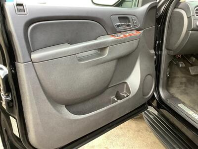 2011 Chevrolet Tahoe LTZ   - Photo 15 - Crest Hill, IL 60403