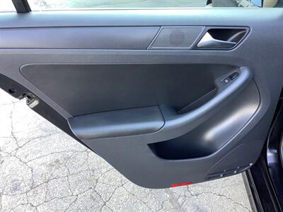 2011 Volkswagen Jetta SE   - Photo 19 - Crest Hill, IL 60403