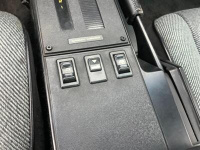 1990 Chevrolet Camaro IROC Z   - Photo 20 - Crest Hill, IL 60403