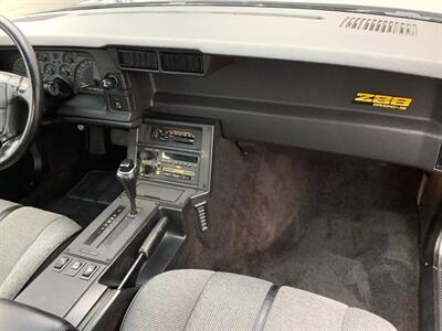 1990 Chevrolet Camaro IROC Z   - Photo 41 - Crest Hill, IL 60403