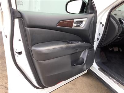 2013 Nissan Pathfinder Platinum   - Photo 16 - Crest Hill, IL 60403