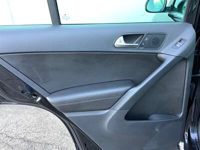 2017 Volkswagen Tiguan 2.0T Sport   - Photo 28 - Crest Hill, IL 60403