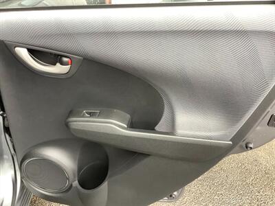 2013 Honda Fit 5 Speed Manual   - Photo 13 - Crest Hill, IL 60403