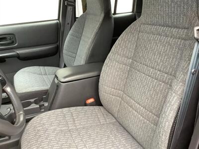2001 Jeep Cherokee Sport   - Photo 45 - Crest Hill, IL 60403