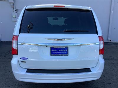 2014 Chrysler Town and Country Touring   - Photo 4 - Crest Hill, IL 60403