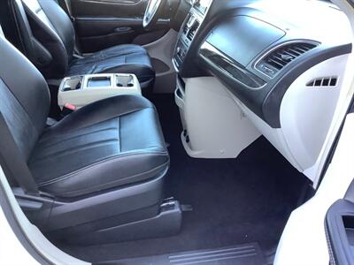 2014 Chrysler Town and Country Touring   - Photo 12 - Crest Hill, IL 60403