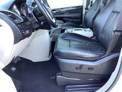 2014 Chrysler Town and Country Touring   - Photo 19 - Crest Hill, IL 60403