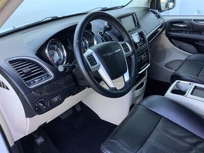 2014 Chrysler Town and Country Touring   - Photo 20 - Crest Hill, IL 60403