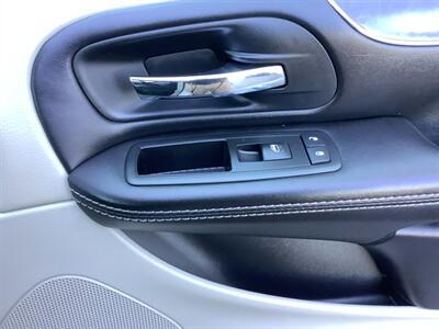 2014 Chrysler Town and Country Touring   - Photo 35 - Crest Hill, IL 60403