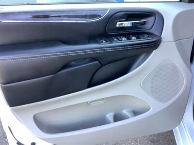 2014 Chrysler Town and Country Touring   - Photo 16 - Crest Hill, IL 60403