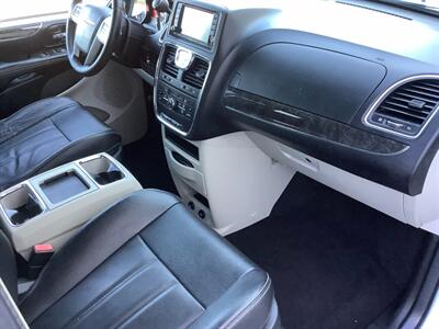 2014 Chrysler Town and Country Touring   - Photo 36 - Crest Hill, IL 60403