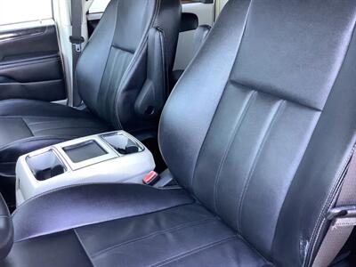 2014 Chrysler Town and Country Touring   - Photo 28 - Crest Hill, IL 60403