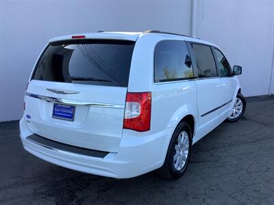 2014 Chrysler Town and Country Touring   - Photo 5 - Crest Hill, IL 60403