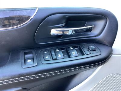2014 Chrysler Town and Country Touring   - Photo 17 - Crest Hill, IL 60403