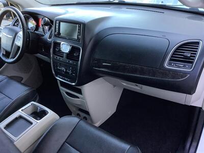 2014 Chrysler Town and Country Touring   - Photo 37 - Crest Hill, IL 60403