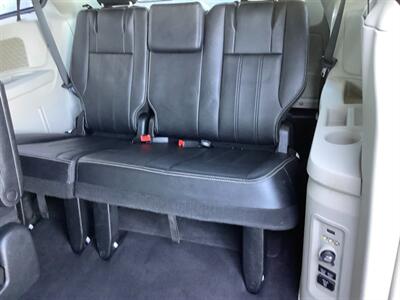 2014 Chrysler Town and Country Touring   - Photo 30 - Crest Hill, IL 60403