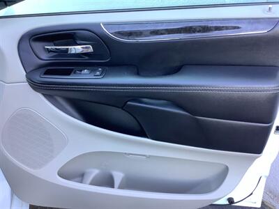 2014 Chrysler Town and Country Touring   - Photo 34 - Crest Hill, IL 60403