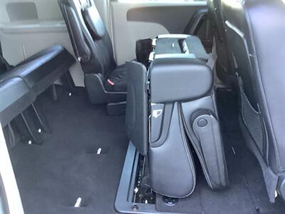 2014 Chrysler Town and Country Touring   - Photo 11 - Crest Hill, IL 60403