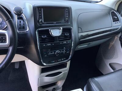 2014 Chrysler Town and Country Touring   - Photo 21 - Crest Hill, IL 60403