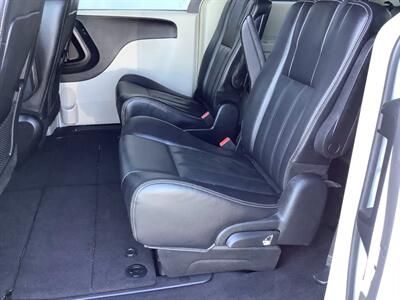 2014 Chrysler Town and Country Touring   - Photo 29 - Crest Hill, IL 60403