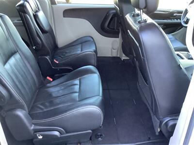 2014 Chrysler Town and Country Touring   - Photo 32 - Crest Hill, IL 60403