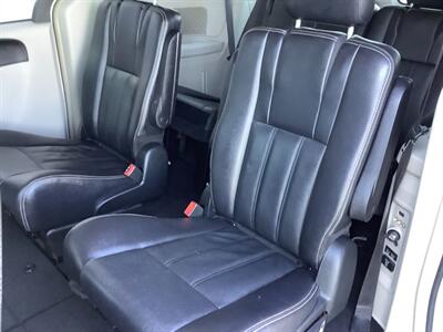 2014 Chrysler Town and Country Touring   - Photo 10 - Crest Hill, IL 60403