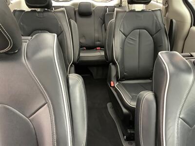 2021 Chrysler Pacifica Hybrid Limited   - Photo 50 - Crest Hill, IL 60403