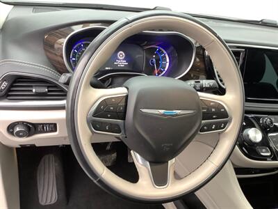 2021 Chrysler Pacifica Hybrid Limited   - Photo 15 - Crest Hill, IL 60403