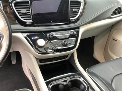 2021 Chrysler Pacifica Hybrid Limited   - Photo 16 - Crest Hill, IL 60403