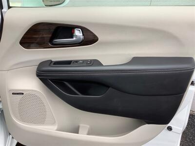 2021 Chrysler Pacifica Hybrid Limited   - Photo 39 - Crest Hill, IL 60403