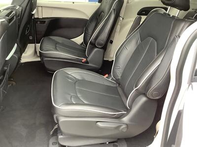 2021 Chrysler Pacifica Hybrid Limited   - Photo 28 - Crest Hill, IL 60403