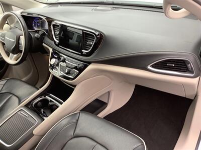 2021 Chrysler Pacifica Hybrid Limited   - Photo 43 - Crest Hill, IL 60403