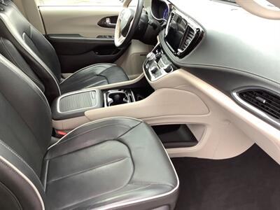 2021 Chrysler Pacifica Hybrid Limited   - Photo 42 - Crest Hill, IL 60403