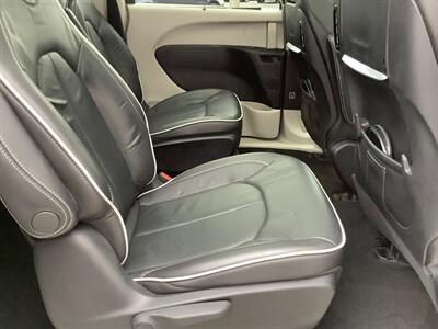 2021 Chrysler Pacifica Hybrid Limited   - Photo 33 - Crest Hill, IL 60403