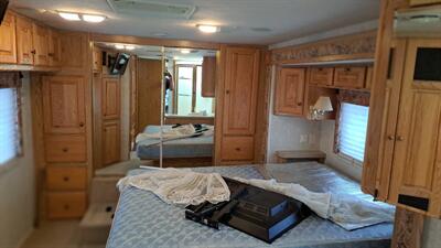2001 MONOCO DIESEL PUSHER   - Photo 9 - Pine River, MN 56474