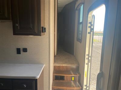 2018 REDWOOD M-3401 RL 5TH Wheel   - Photo 17 - Amarillo, TX 79118