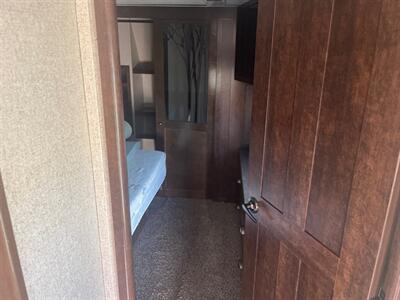 2018 REDWOOD M-3401 RL 5TH Wheel   - Photo 21 - Amarillo, TX 79118