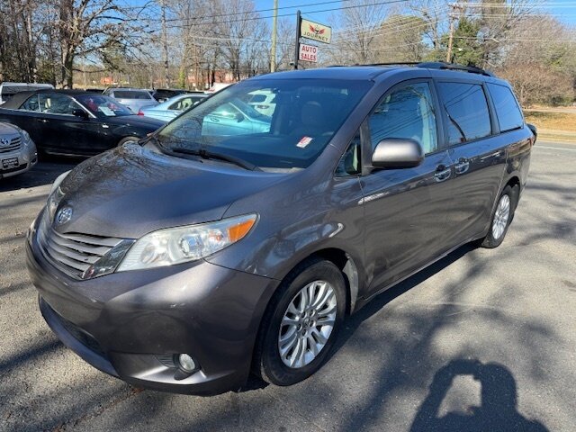 2017 Toyota Sienna XLE Premium 8-Passen   - Photo 1 - Charlotte, NC 28227