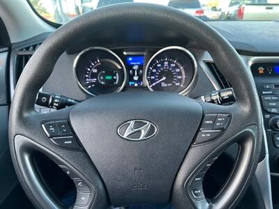 2013 Hyundai SONATA Hybrid   - Photo 22 - Portland, OR 97211