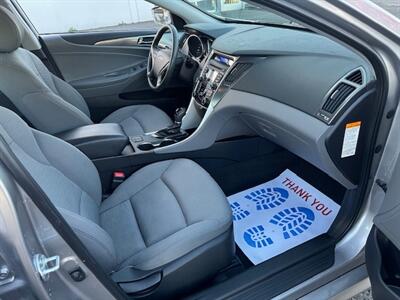 2013 Hyundai SONATA Hybrid   - Photo 12 - Portland, OR 97211