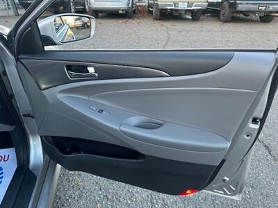2013 Hyundai SONATA Hybrid   - Photo 13 - Portland, OR 97211