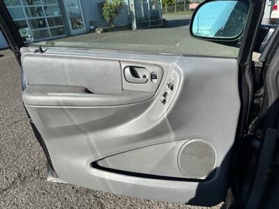 2006 Chrysler Town & Country Touring   - Photo 10 - Portland, OR 97211