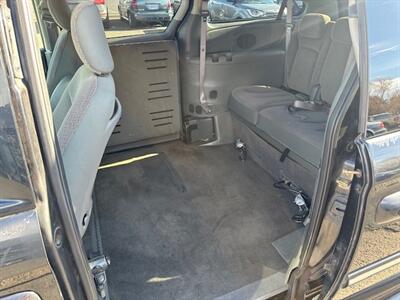 2006 Chrysler Town & Country Touring   - Photo 11 - Portland, OR 97211