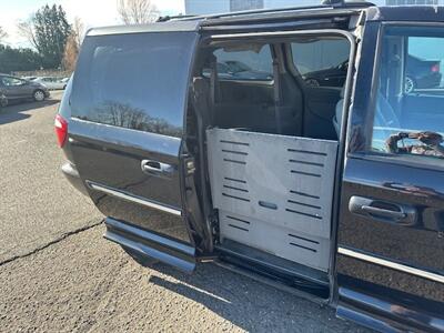 2006 Chrysler Town & Country Touring   - Photo 17 - Portland, OR 97211