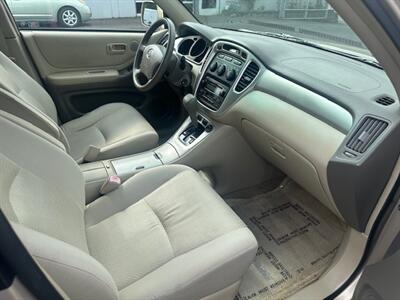 2004 Toyota Highlander   - Photo 12 - Portland, OR 97211
