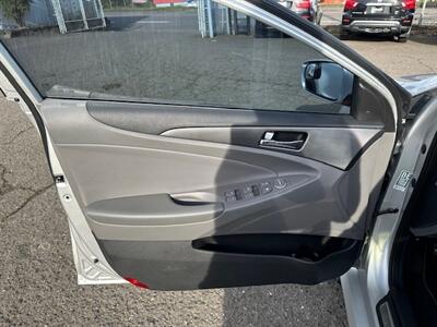 2015 Hyundai SONATA Hybrid   - Photo 10 - Portland, OR 97211