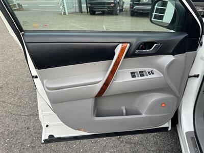 2012 Toyota Highlander Limited - Photo 10 - Portland, OR 97211