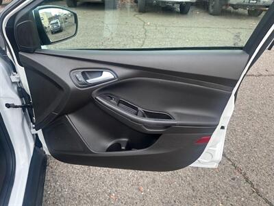 2016 Ford Focus SE   - Photo 13 - Portland, OR 97211
