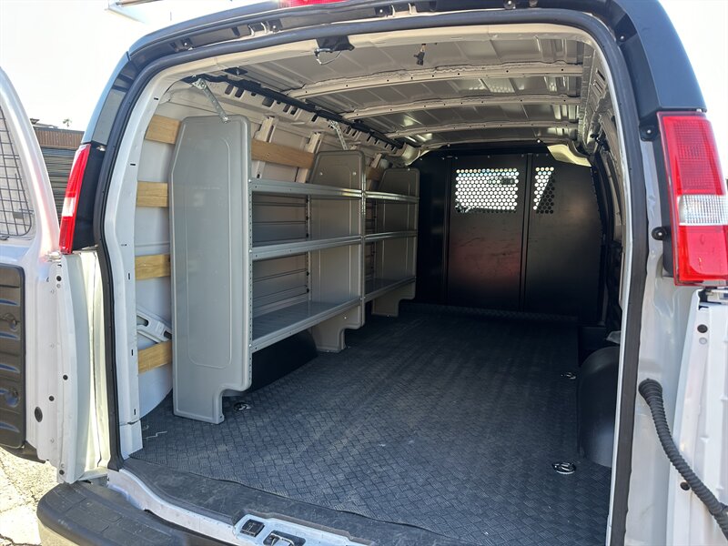 2024 Chevrolet Express 2500 CUTAWAY BOX TRUCK/CUBE VAN WITH LADDER RACK   - Photo 10 - Phoenix, AZ 85034