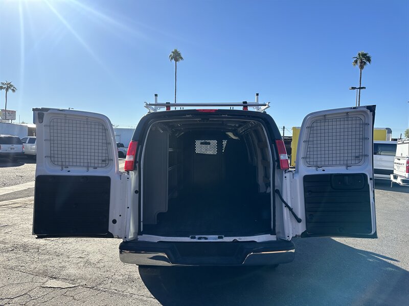 2024 Chevrolet Express 2500 CUTAWAY BOX TRUCK/CUBE VAN WITH LADDER RACK   - Photo 9 - Phoenix, AZ 85034